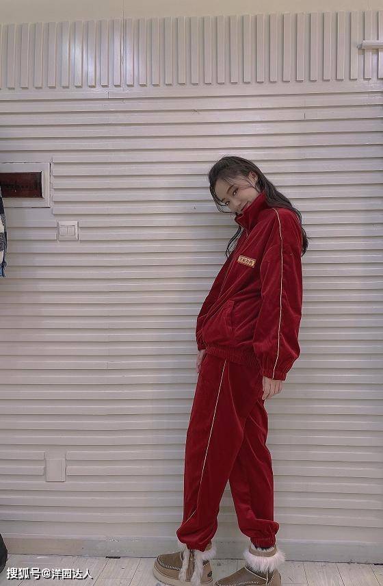 贾玲捧 被贾玲捧红的张小斐，气质原来这么高级，宽松穿搭却不影响秀身材