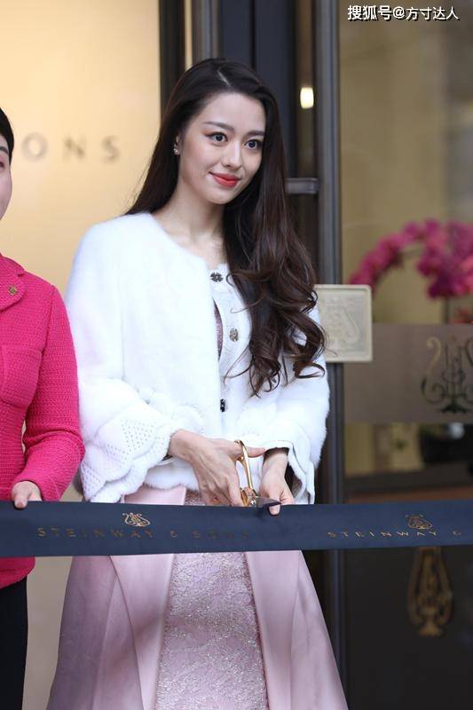 身材 吉娜又给郎朗长脸!一字肩配绒毛外搭优雅动人,不秀身材也很美