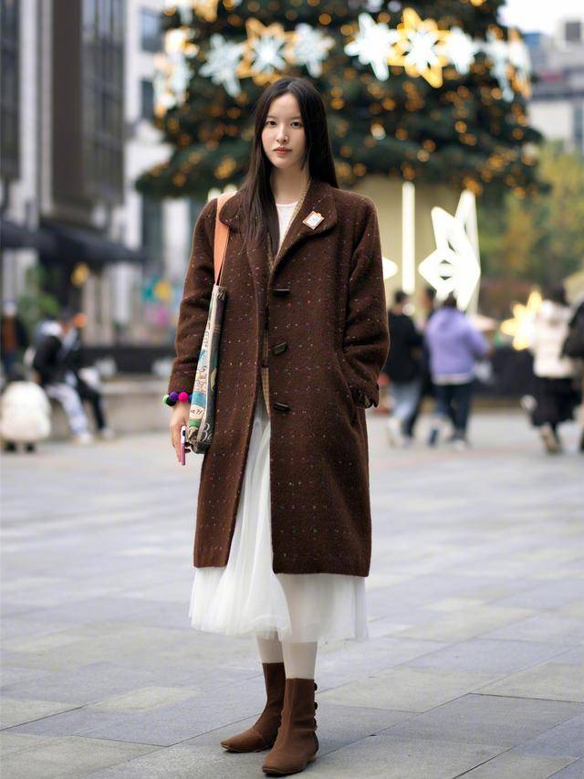 大腿 穿长大衣，搭“短靴”还是“长靴”更好看？穿对了提气质又显高