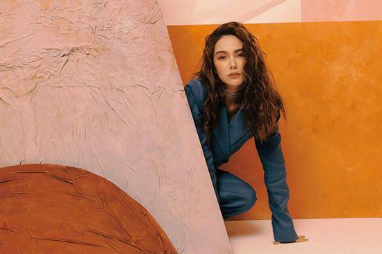 后首 昆凌受伤后首露面,穿羊羔毛配宽松裙快肿成孕妇,真浪费超模身材