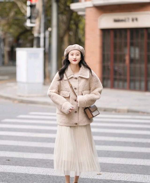 羊羔 在寒冷的冬天，不要只知道穿羽绒服，羊羔毛服装也很受宠