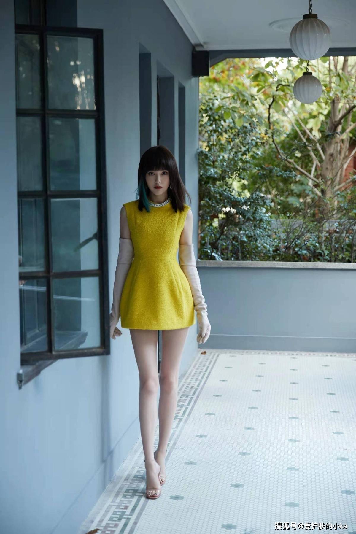 颜色 唐嫣挑衣服越来越有品味了,简单的薄荷绿薄纱裙,看出优雅美感