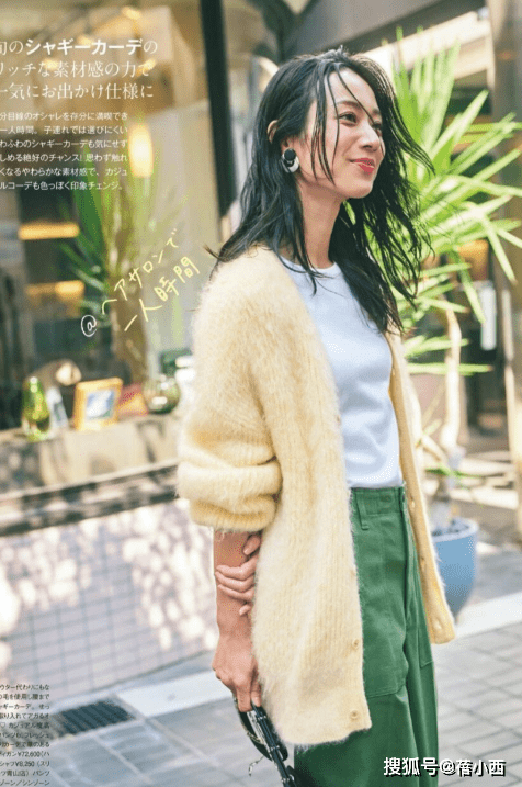 显得 卫衣已过时了,今年冬季流行“日系毛衣穿搭”,保暖舒适又优雅