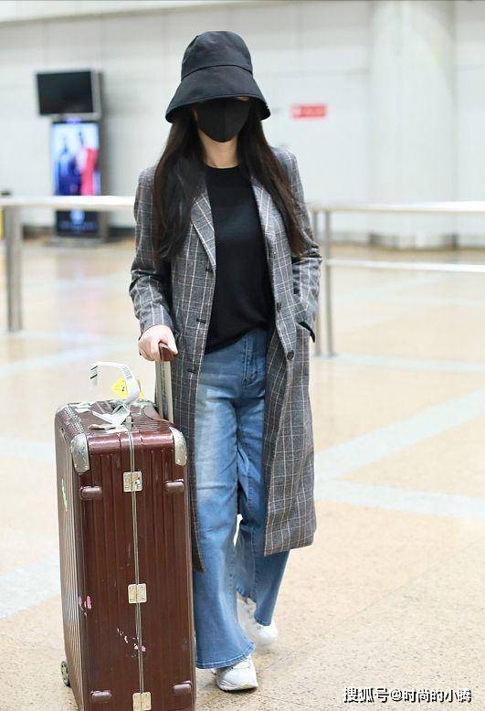 身材 柳岩嫩回18岁，空气刘海配短发显脸小还清爽，随便穿衣都有魅力