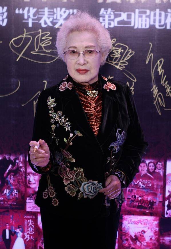 原创人民艺术家秦怡近百岁仍优雅花裙配开衫气质不输方青卓