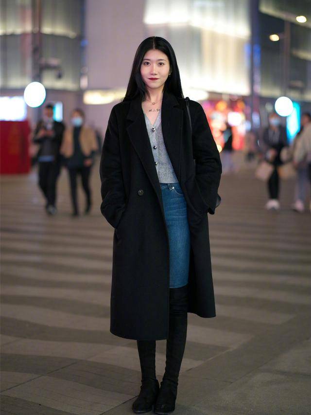 大腿 穿长大衣,搭“短靴”还是“长靴”更好看?穿对了提气质又显高