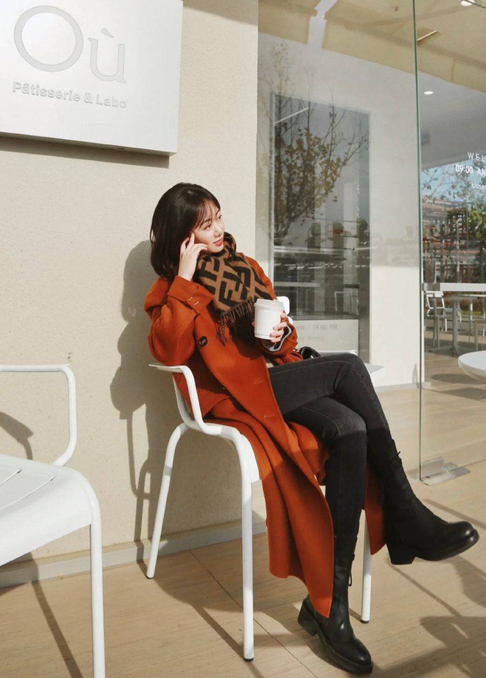 大衣 “大衣+牛仔裤”烂大街了，现在流行搭配这4种下装，时髦更显气质