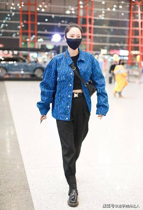 黑色 董璇真有女团气质,上衣偏挑短款穿,纤细腰条都是“穿”出来的