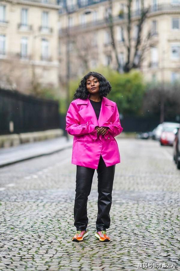 颜色 黑白西装倒退20年还挺时髦，今春可不流行了，糖果色西装更抢镜