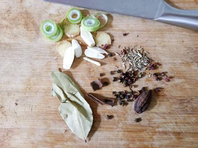 做法|教你在家自己制作大辣皮,做法简单,吃起来香辣美味