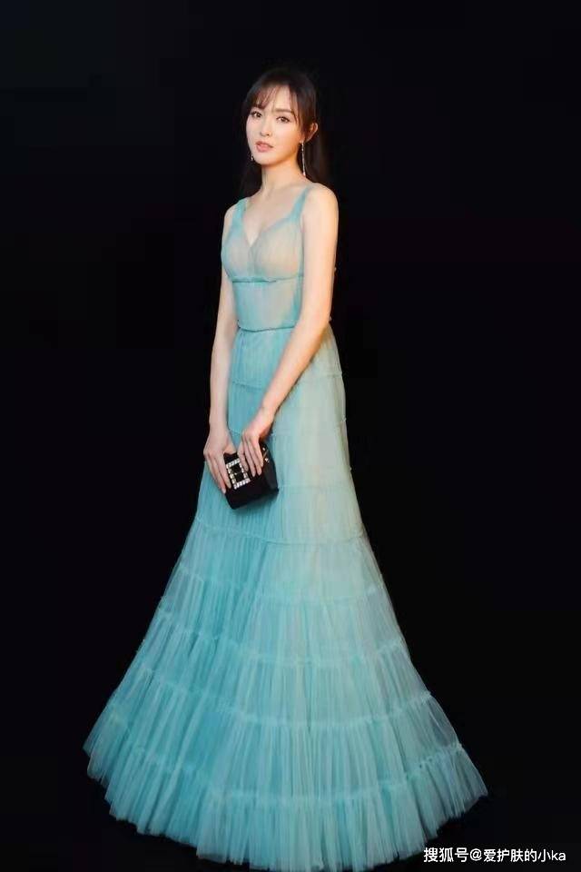 颜色 唐嫣挑衣服越来越有品味了,简单的薄荷绿薄纱裙,看出优雅美感