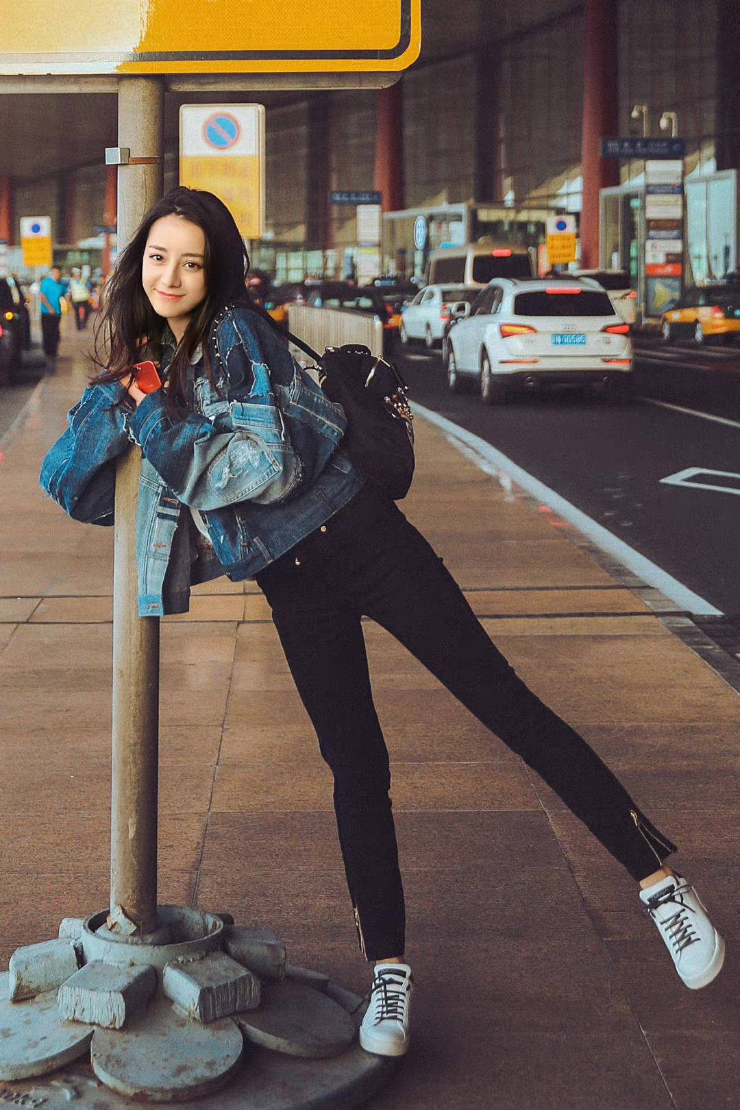 迪丽热巴 被迪丽热巴惊艳到了!拼接牛仔配小黑裤清纯甜美,五官过于精致