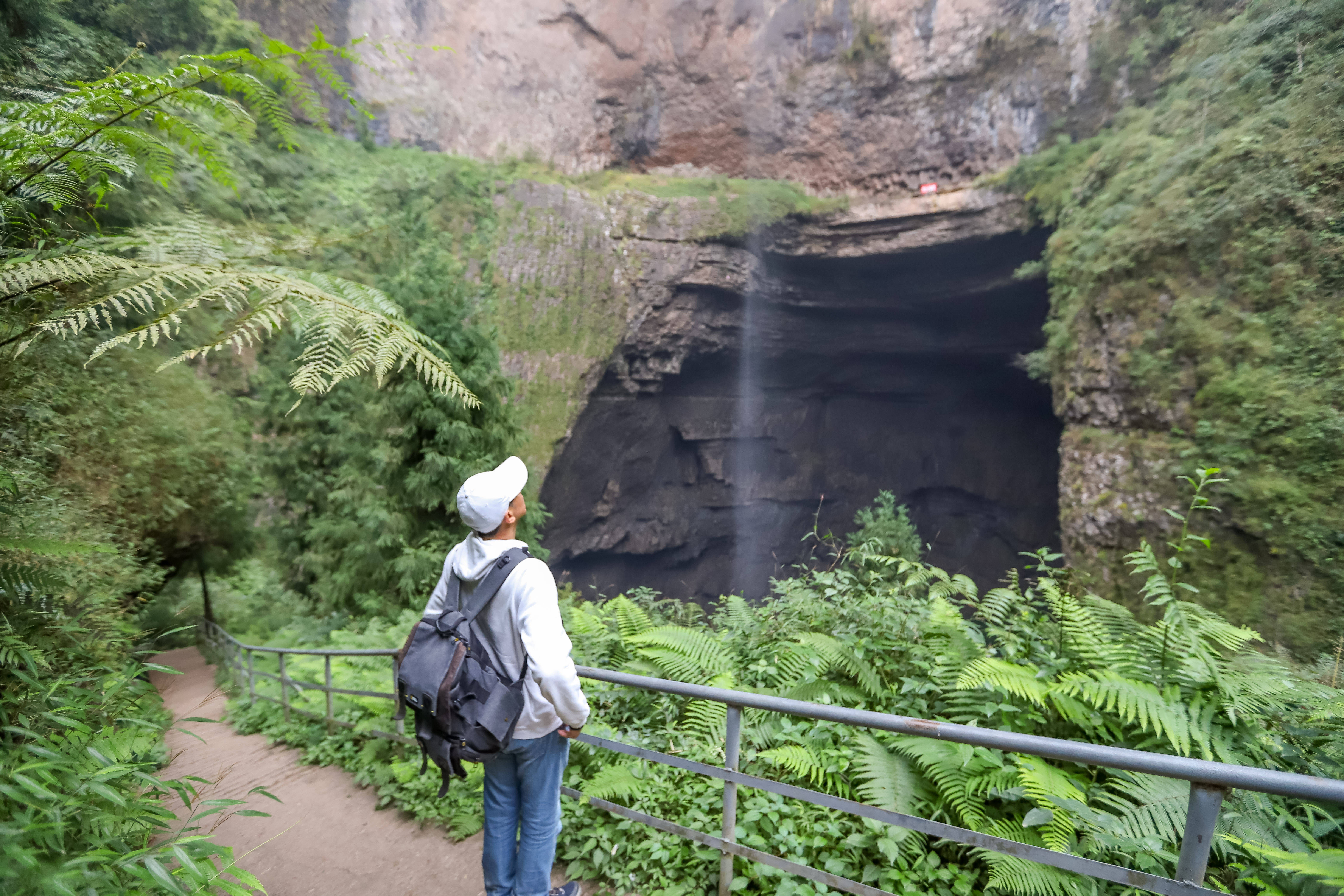 乐山不为人知的秘境，深入天坑溶洞探险，悬崖瀑布太壮观