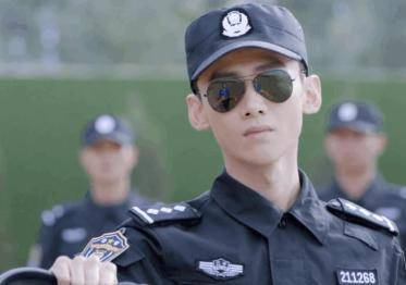 新川|白敬亭接新剧开机,穿越女主跟清朝阿哥的故事,女主还是个甜妹