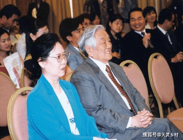 什么 琼瑶奶奶才是真的摩登女郎，什么艳穿什么，80+美得挺不一般