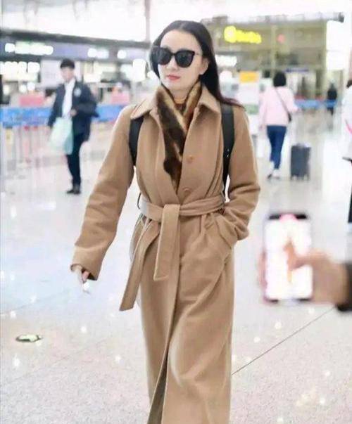 陶虹 小陶虹太会炫富了，呢大衣配皮草围巾贵妇范儿，黑色平底鞋反差萌