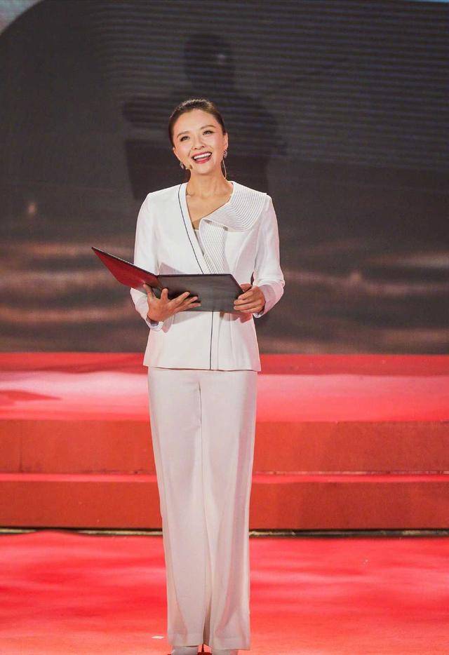 真有 孙茜身材真有“料”，大背头发型搭配蓝色抹胸裙，身材凹凸感十足