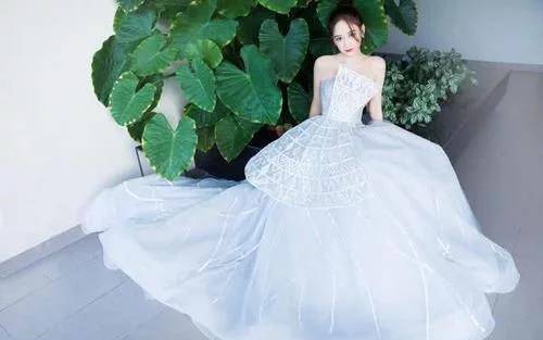 陈乔恩 41岁陈乔恩中年发福！宫廷泡泡袖很壮实，近照胖到不敢认