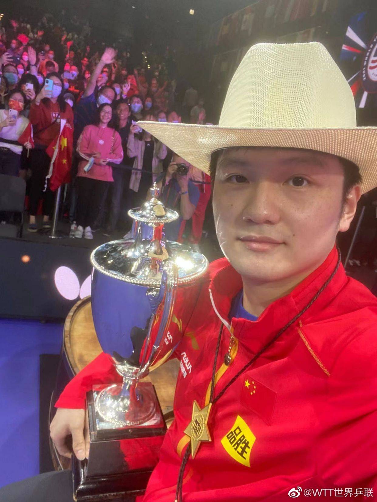 單打|樊振東隔空“亮相”石智勇婚禮，受新郎新娘一拜，又一名場(chǎng)面出圈