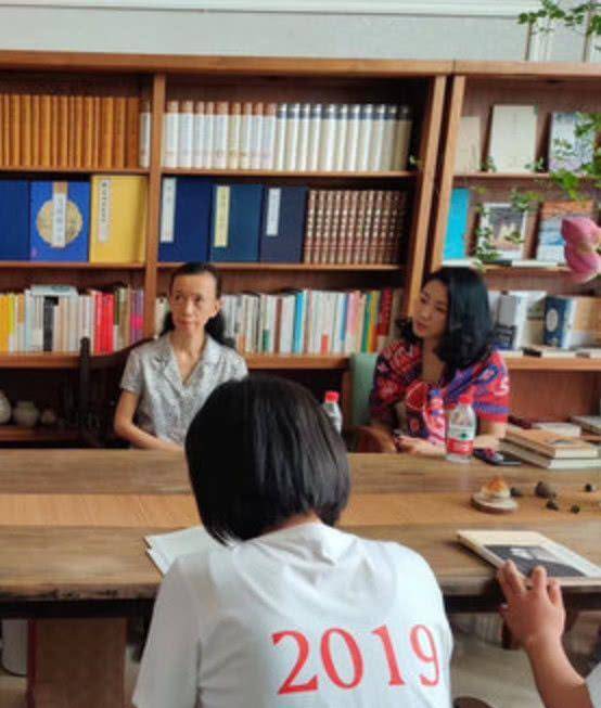 披肩52岁王小丫近照，民族风披肩配短发知性又温柔，气质堪比少女