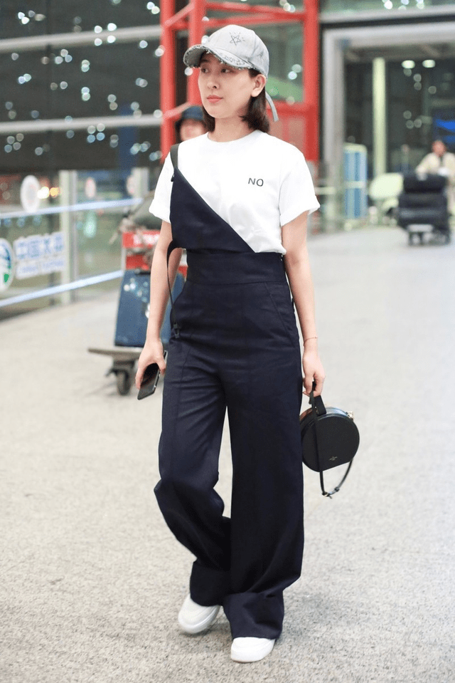 事情 马苏为博眼球真会搞事情!穿背带裤还要解开一边背带,真高调