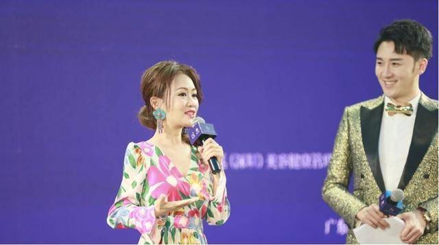 女神 梁小冰不老女神，身穿连衣裙依然年轻貌美，学她穿衣技巧准没错