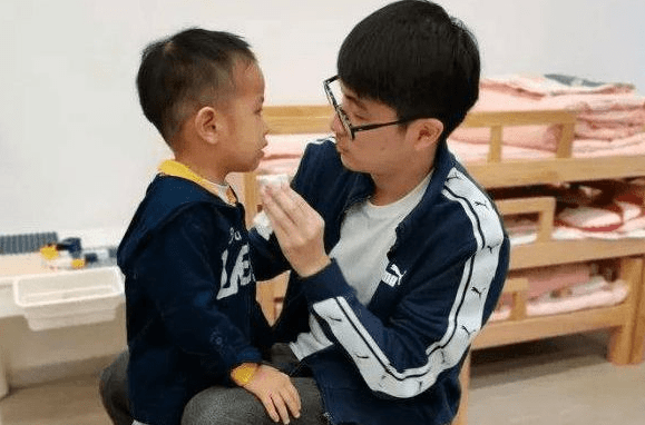 男幼师|幼儿园教育“阴盛阳衰”？年轻男幼师越来越少，真实原因很心酸