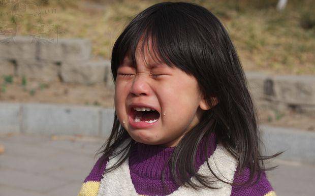 失控的家长有多可怕女孩打疫苗哭闹不止爸爸的做法吓坏旁人