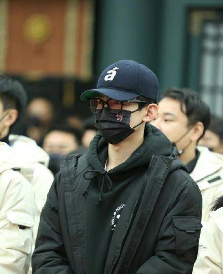 新川|白敬亭接新剧开机,穿越女主跟清朝阿哥的故事,女主还是个甜妹