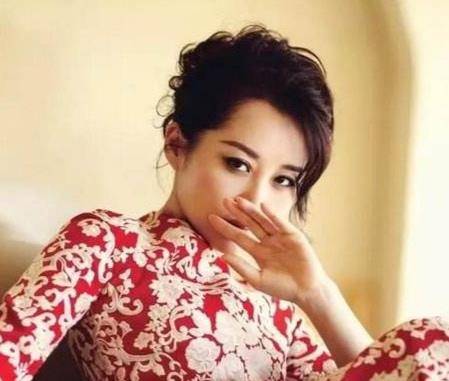 卷发奔四奔五的女人，这3款“发型”尽量不要留，看着显老还没气质