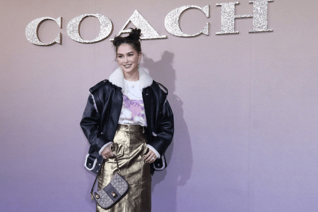 黑色 昆凌的一身穿搭挺显胖，夹克配半裙比例有点不协调，但却不怎么丑