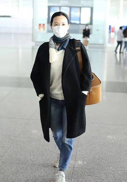 黑色 咏梅成中年女性穿搭教科书，黑大衣配牛仔裤，看似日常却挺显气质