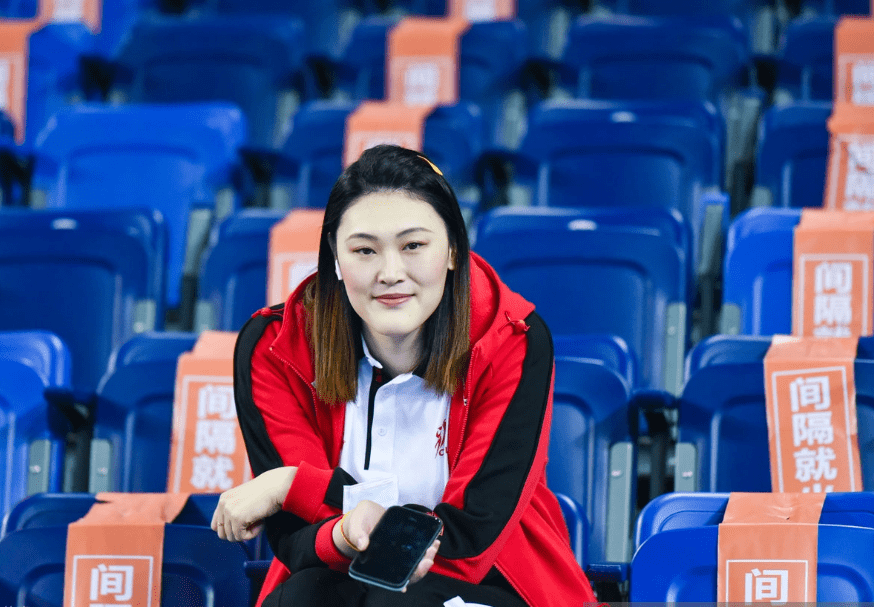 原创王一梅现身女排联赛,干练大方身材颜值变化大,变得更漂亮啦