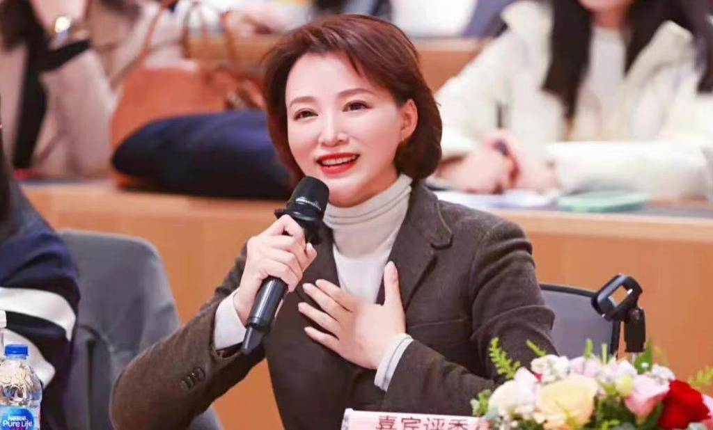 西装 董卿担任嘉宾评委,穿“干部”西装利落有气场,独居C位太有份量