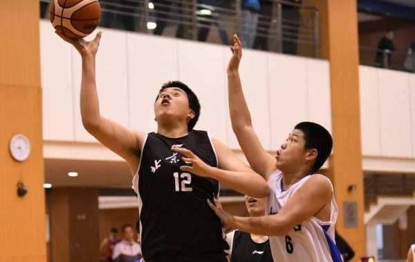 17岁2米08王治郅之子被教练批评天赋平平他能打职业吗