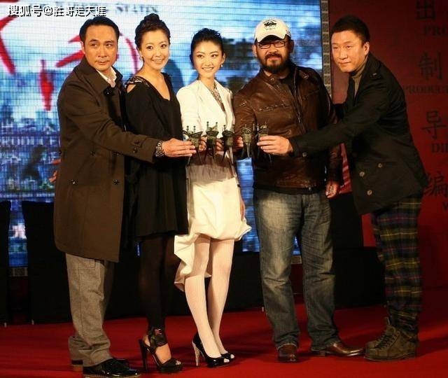 形象 金喜善与景甜各显魅力，一个穿黑丝优雅高贵，一个穿白丝清新活泼