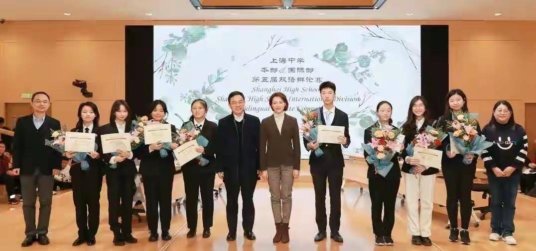 西装 董卿担任嘉宾评委,穿“干部”西装利落有气场,独居C位太有份量