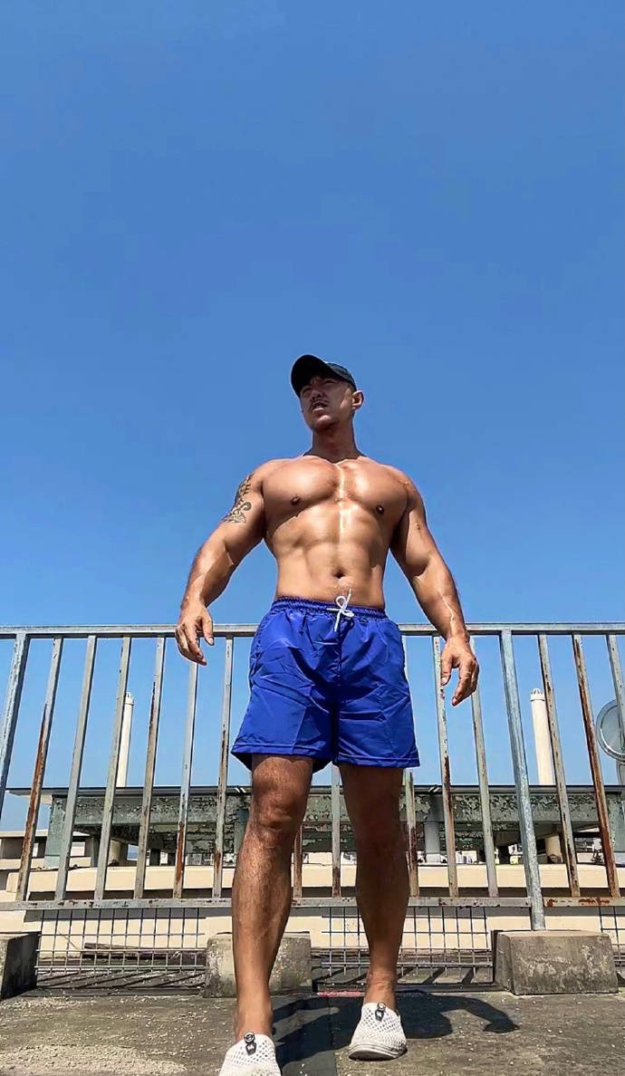 一個熱愛健身的老男人，健壯好身材宛如雕刻，目標是擼鐵到70歲！ 健身減肥達人 第8张