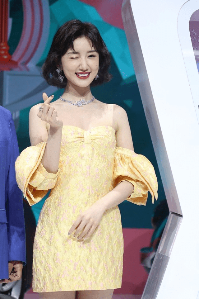 设计 毛晓彤娇嫩感十足,超小码身材似小姑娘,穿泡泡袖也不显胖