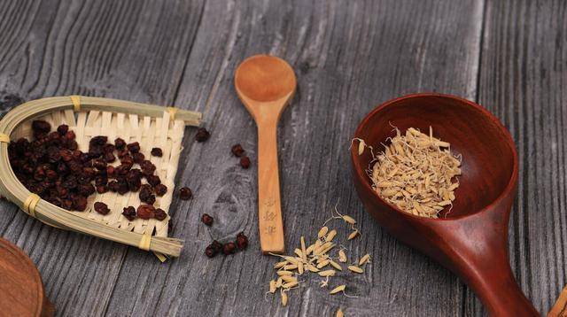 肝脏|40岁男子，喝酒回家呕吐便血，医生：肝硬化了，早在之前就有症状