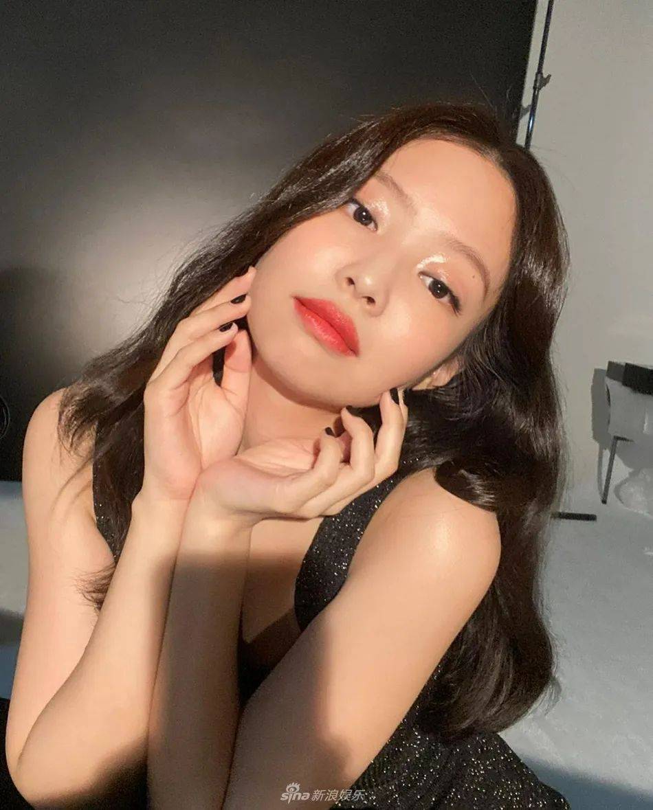 原创jennie穿小黑裙配红唇妆容!雪肤玉貌太性感妩媚