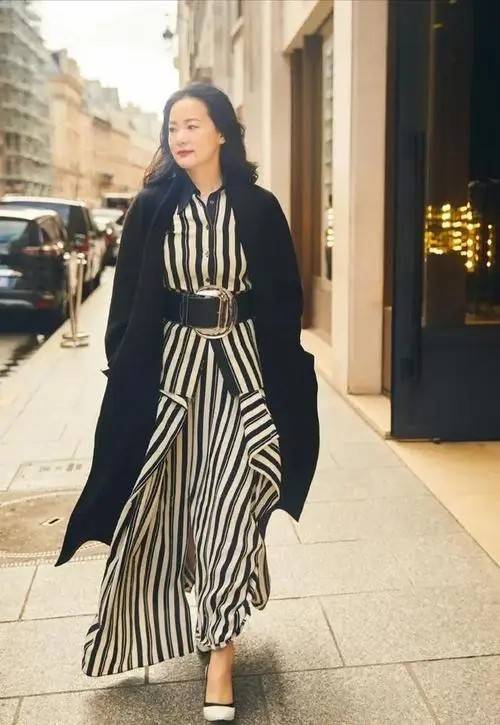 黑色 咏梅成中年女性穿搭教科书，黑大衣配牛仔裤，看似日常却挺显气质