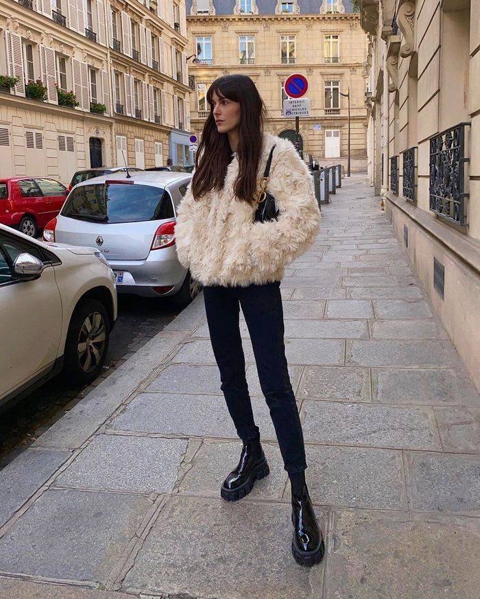 黑色 大衣先放一放,今冬流行“羊羔绒外套”,搭配这3款单品慵懒时髦