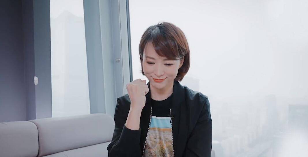 西装 董卿担任嘉宾评委,穿“干部”西装利落有气场,独居C位太有份量