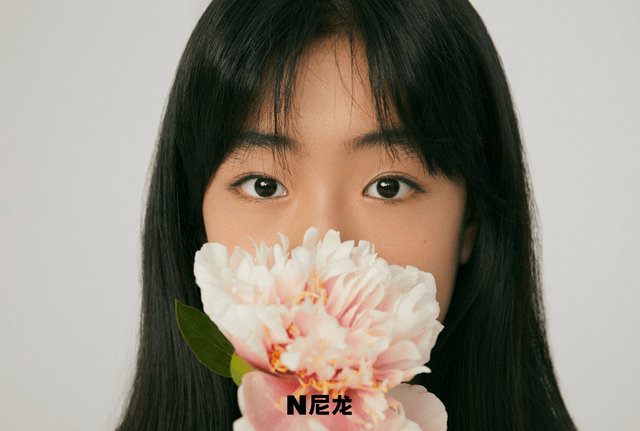 佟大为 佟大为女儿真长大了,拍写真露肩爸妈也不管,身材高挑不输关悦