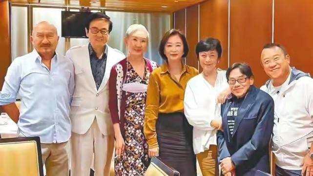 颜色 67岁林青霞罕见露面！参加聚会美成焦点，穿衬衫颜值不老太女神