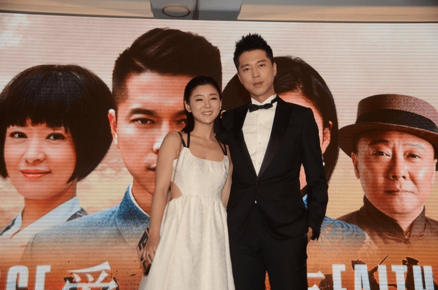 李小萌 李小萌身材真丰满！身穿白色吊带连衣裙性感高级，美得太出众