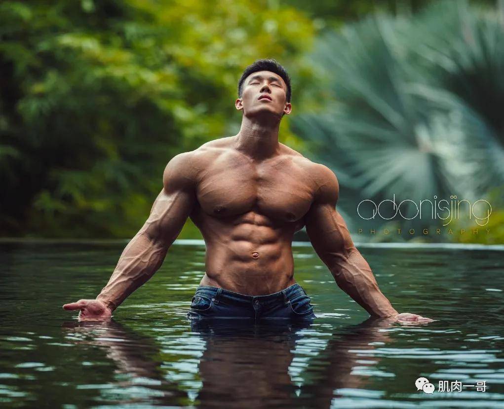 健身|180cm健体冠军拍肌肉写真走红，这肉体太撩了