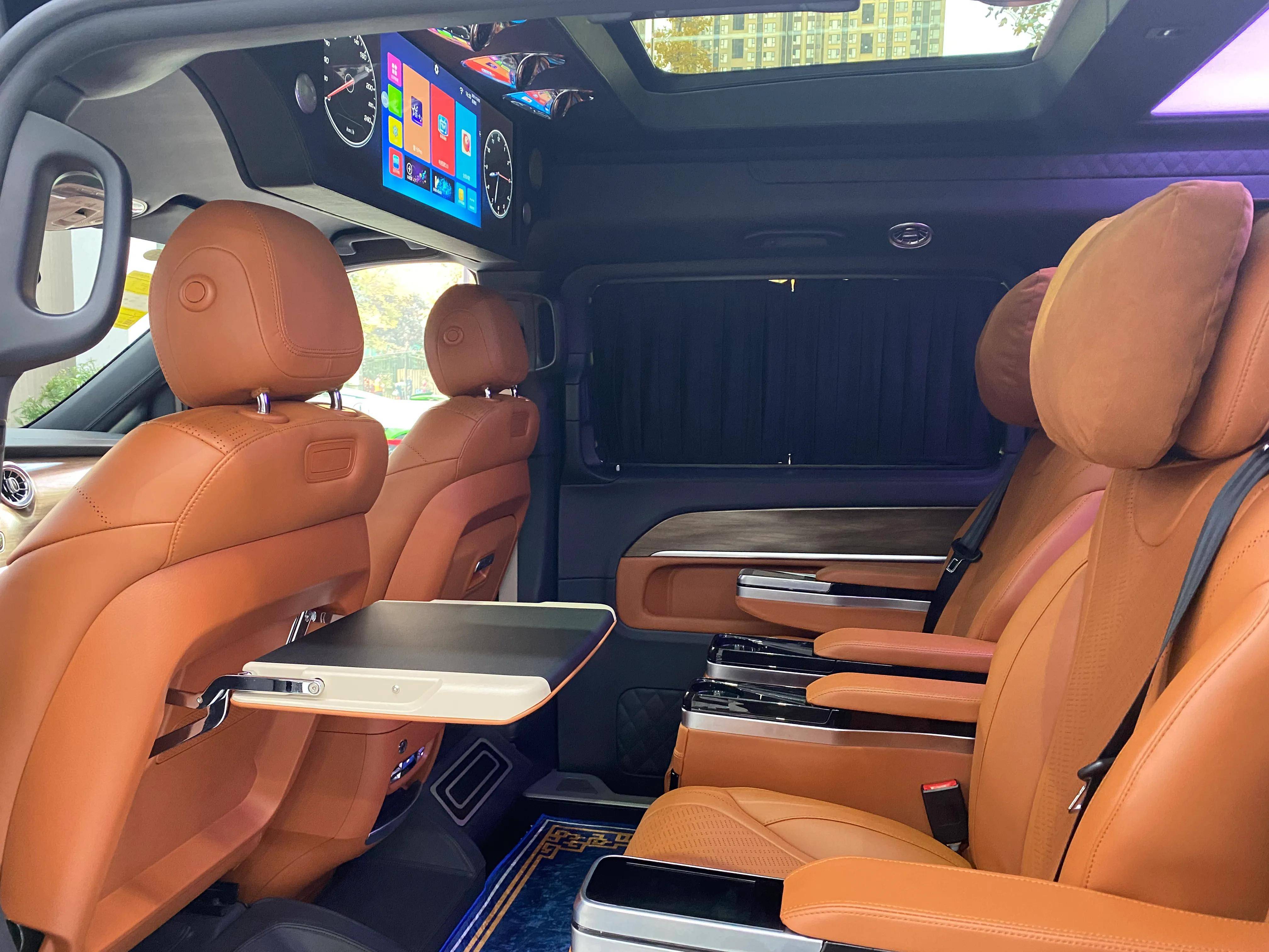 驾驶舱及整个内舱也是进行全面升级包覆,选用奔驰经典s级的中控台