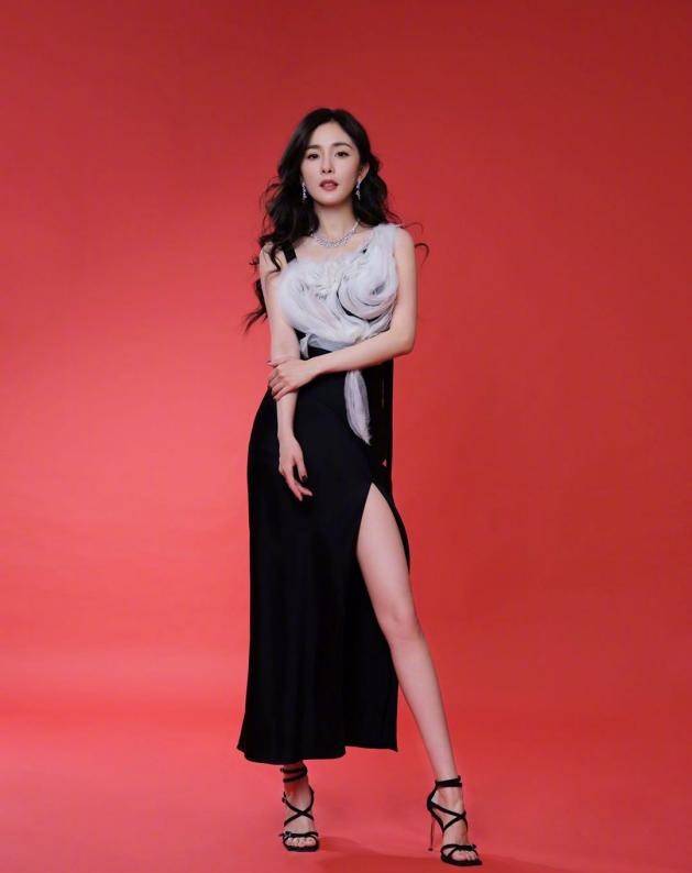 设计 杨幂最新广告造型曝光,穿黑色深V礼服配盘发,展现成熟女人魅力